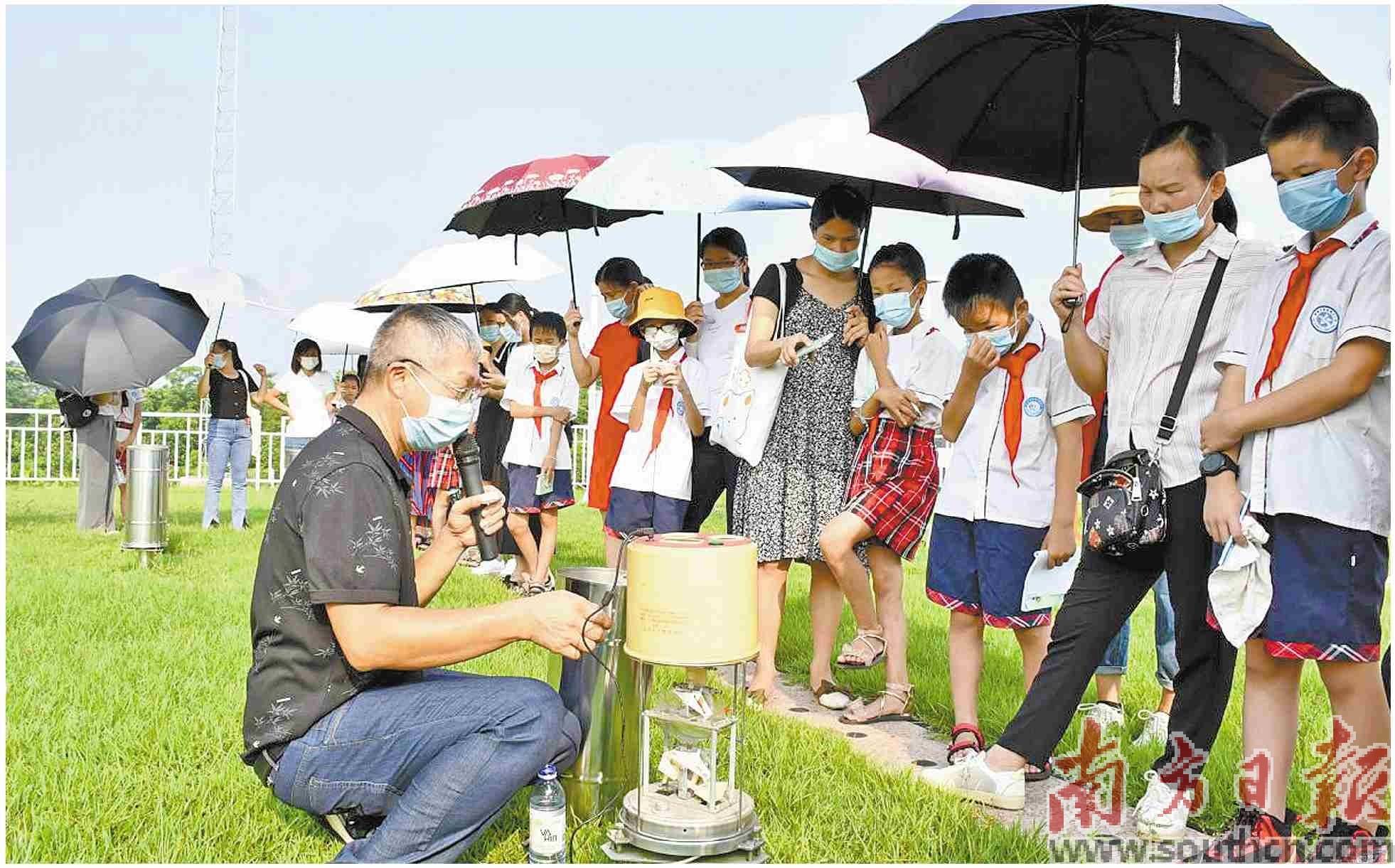 贵港交警:错峰送考护航高考生提前奔赴考点