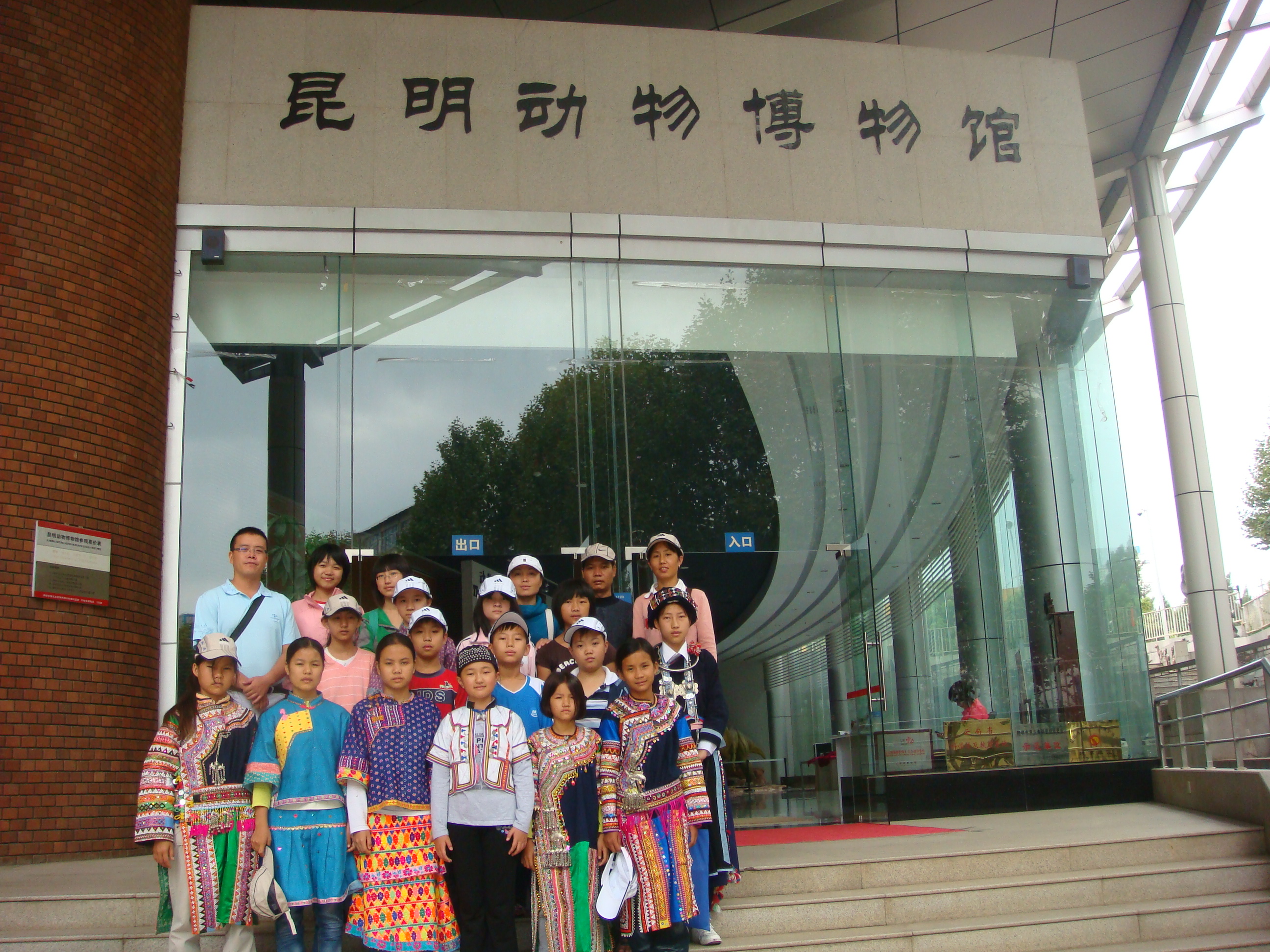 贵港交警:错峰送考护航高考生提前奔赴考点